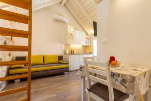 eine Küche und ein Wohnzimmer mit einem Tisch und einem Sofa in der Unterkunft Romantic Apartment in Center in Split