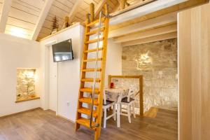 Zimmer mit einem Tisch und einer Holzleiter in der Unterkunft Romantic Apartment in Center in Split