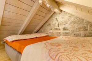 1 Schlafzimmer mit 2 Betten im Dachgeschoss in der Unterkunft Romantic Apartment in Center in Split