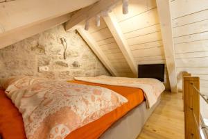 1 Schlafzimmer mit 2 Betten im Dachgeschoss in der Unterkunft Romantic Apartment in Center in Split