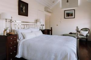 Un pat sau paturi într-o cameră la Ned Kelly’s Marlo Cottage - in the best Beechworth location