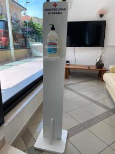 a bottle of water on a stand in a living room at B&B Villa Rocchi in Rimini