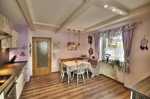 cocina y comedor con mesa y sillas en Haus Lila Welle, en Nordhalben