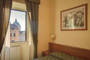 - une chambre avec une fenêtre et une photo sur le mur dans l'établissement Hotel Giorgina, à Rome 16 autres photos