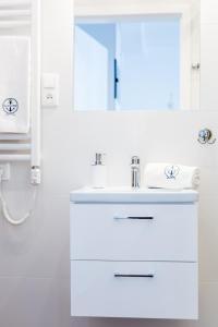 Łazienka w obiekcie APARTAMENT 19B BLUE MARINE Poddąbie Basen Odkryty Brodziki Plac Zabaw