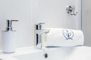 Łazienka w obiekcie APARTAMENT 19B BLUE MARINE Poddąbie Basen Odkryty Brodziki Plac Zabaw