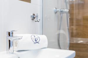 Łazienka w obiekcie APARTAMENT 19B BLUE MARINE Poddąbie Basen Odkryty Brodziki Plac Zabaw