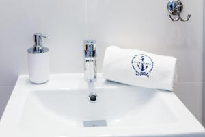Zdjęcie z galerii obiektu APARTAMENT 19B BLUE MARINE Poddąbie Basen Odkryty Brodziki Plac Zabaw w Poddąbiu