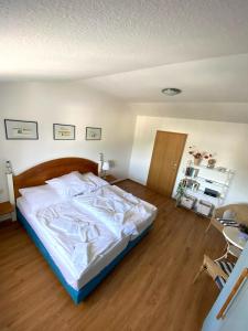 ゲーレンにあるMeerblick Apartmentのベッドルーム(白いシーツを使用した大型ベッド1台付)
