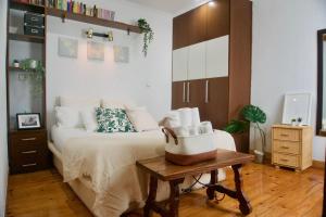 1 dormitorio con 1 cama y 1 mesa con toallas en TOP APARTMENT con terraza en CalleEstafeta, en Pamplona