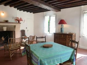 - un salon avec une table et une cheminée dans l'établissement Gite de Mauxe, à Acquigny