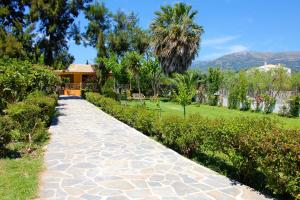 Gallery image of Amarynthos Beachfront Vacation House with garden in Áno Váthia