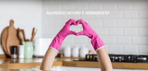 una persona con guantes rosas haciendo forma de corazón en Appartamenti Santa Teresa Gallura, en Santa Teresa Gallura