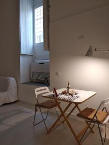 uma sala de jantar com uma mesa e cadeiras num quarto em La Chiave di Volta em Ragusa