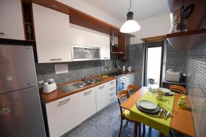 A kitchen or kitchenette at Suite art Pigneto