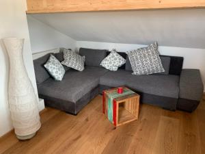 Posezení v ubytování Dachgeschoss Ferienwohnung mit Charme - Top floor apartment with charme