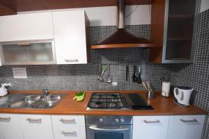 A kitchen or kitchenette at Suite art Pigneto
