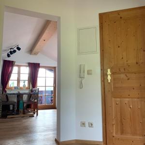 Fotografie z fotogalerie ubytování Dachgeschoss Ferienwohnung mit Charme - Top floor apartment with charme v destinaci Fischbachau