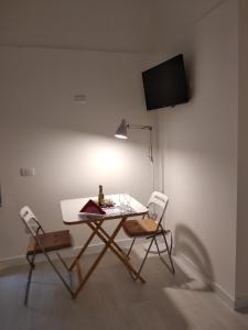 ラグーザにあるLa Chiave di Voltaのダイニングルーム(テーブル、椅子2脚付)