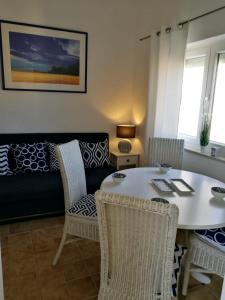 - un salon avec une table et un canapé dans l'établissement Ferienhaus Bozena Appartment 5, à Vrsar
