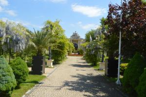 a large garden with trees and shrubs at Hotel Venecia Palace in Michałowice