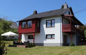 ein Haus mit einem Balkon an der Seite in der Unterkunft Ferienhaus zur schönen Aussicht in Hardt