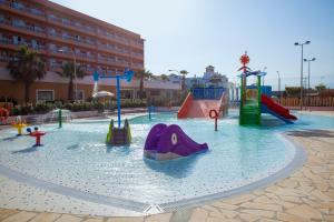 Bazén v ubytování Protur Roquetas Hotel & Spa nebo v jeho okolí