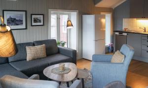ein Wohnzimmer mit einem Sofa und einem Tisch in der Unterkunft Ona Havstuer - by Classic Norway Hotels in Ona