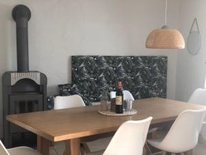 een eetkamer met een tafel met een fles wijn bij Ferienhaus Eifel Charlotte in Dahlem