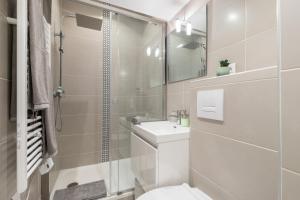 A bathroom at SMARTBNB - Magnifique 2 pièces - Quartier du Port - Dernier étage