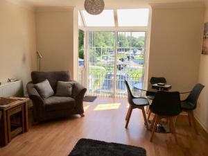 Oleskelutila majoituspaikassa River Courtyard Apartment In The Heart Of Stneots