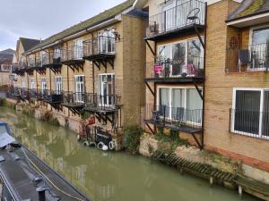 Imagen de la galería de Waterfront Apartment In The Heart Of St Neots, en Saint Neots