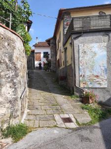 un vicolo con un dipinto sul lato di un edificio di apartament zeus mountain a Veccialone Altre 11 foto