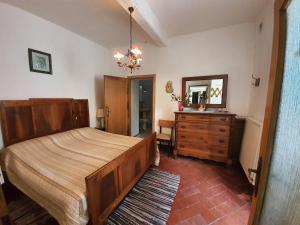 una camera da letto con un letto, un comò e uno specchio di apartament zeus mountain a Veccialone