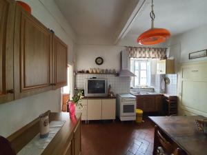 una cucina con mobili in legno e un forno a piano cottura di apartament zeus mountain a Veccialone