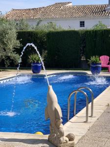 Kolam renang di atau dekat dengan 7 bedrooms villa with private pool enclosed garden and wifi at Baza