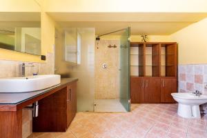 A bathroom at Villa Artas by BarbarHouse