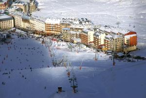 a group of people on a ski slope in the snow at Immodelpas Pic Blanc in Pas de la Casa