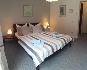 1 dormitorio con 1 cama grande y toallas. en Villa Pintar, en Povile