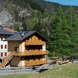 un edificio con un balcón en el lateral. en Ai Larici, en Perarolo di Cadore