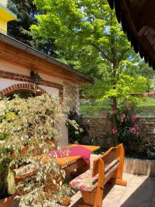 un patio con tavolo e panche in un giardino di Hotel Jambo a Golden Sands