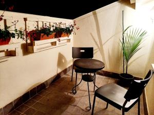 einen Tisch und Stühle in einem Zimmer mit Pflanzen in der Unterkunft Risorgimento in Avezzano