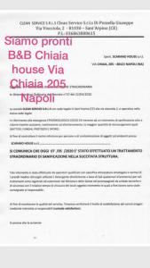 list z czerwonym tekstem na białym papierze w obiekcie Chiaia House w mieście Napoli