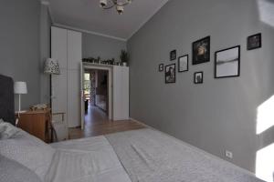 Posteľ alebo postele v izbe v ubytovaní Poznańska Apartment