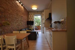 Televízia a/alebo spoločenská miestnosť v ubytovaní Poznańska Apartment