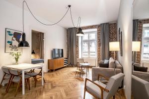 sala de estar con sofá y mesa en Relaks Apartamenty en Cracovia