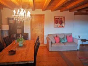 sala de estar con mesa y sofá en Villa Grenzenlos, en Löffingen