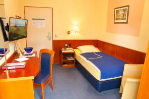 TV a/nebo společenská místnost v ubytování Aura Hotel