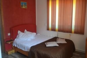 1 dormitorio con cama, ventana y cama sidx sidx sidx sidx en Vila Pitty, en Sinaia