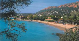 a view of a beach with blue water at Studio rénové avec terrasse ST RAPHAEL in Saint-Raphaël